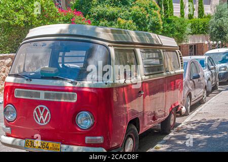 Vintage Volkswagen Camper, fotografiert in Balfour Street, Jerusalem Stockfoto