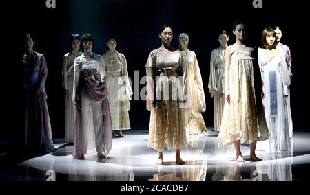 Zhengzhou, Chinas Provinz Henan. August 2020. Models zeigen Kreationen während der China Henan Graduate Fashion Week, die am 6. August 2020 in Xinmi, der zentralchinesischen Provinz Henan, stattfand. Quelle: Zhu Xiang/Xinhua/Alamy Live News Stockfoto