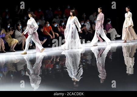 Zhengzhou, Chinas Provinz Henan. August 2020. Models zeigen Kreationen während der China Henan Graduate Fashion Week, die am 6. August 2020 in Xinmi, der zentralchinesischen Provinz Henan, stattfand. Quelle: Zhu Xiang/Xinhua/Alamy Live News Stockfoto