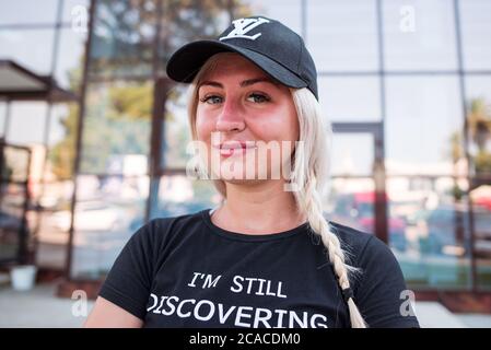 Suchumi / Abchasien - 2. August 2019: Porträt einer jungen blonden Frau russischer Herkunft mit schwarzer Mütze und T-Shirt in der Stadt Stockfoto
