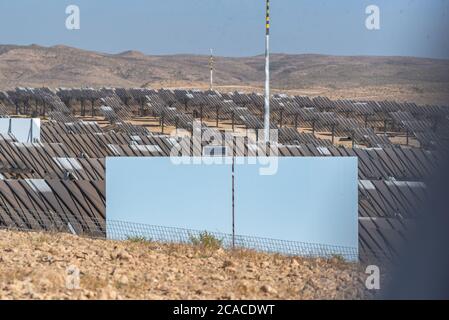 Die Spiegelanlage am Aschalim-Kraftwerk ist ein solarthermisches Kraftwerk in der Negev-Wüste in der Nähe des Kibbuz von Aschalim in Israel. Der Station Stockfoto