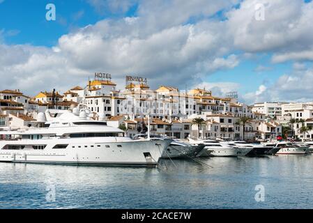 Marbella, Spanien - 13. Oktober 2016: Weiße Luxusyachten, die an einem bewölkten Morgen in der Marina von Puerto Jose Banus an der Costa del Sol festgemacht haben. Stockfoto