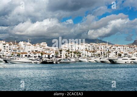 Marbella, Spanien - 13. Oktober 2016: Weiße Luxusyachten, die an einem bewölkten Morgen in der Marina von Puerto Jose Banus an der Costa del Sol festgemacht haben. Stockfoto