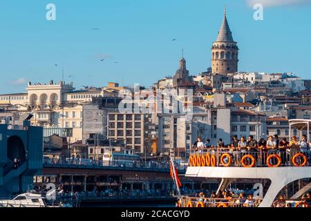 ISTANBUL, TÜRKEI - 21. SEPTEMBER 2019: Istanbul, Blick auf die Golden Horn Bucht und den Galata Turm im Stadtteil Galata. Stockfoto