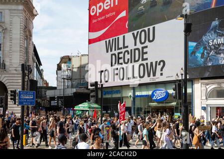 Demonstranten marschieren unter den Piccadilly-Lichtern während einer Demonstration der Black Lives Matter, London, 2. August 2020 Stockfoto