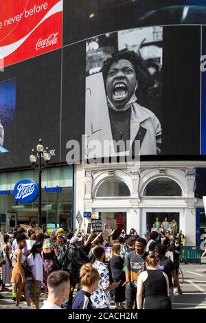 Demonstranten marschieren unter den Piccadilly-Lichtern während einer Demonstration der Black Lives Matter, London, 2. August 2020 Stockfoto