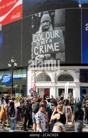 Demonstranten marschieren unter den Piccadilly-Lichtern während einer Demonstration der Black Lives Matter, London, 2. August 2020 Stockfoto