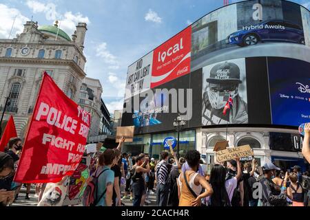 Demonstranten marschieren unter den Piccadilly-Lichtern während einer Demonstration der Black Lives Matter, London, 2. August 2020 Stockfoto