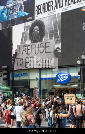 Demonstranten marschieren unter den Piccadilly-Lichtern während einer Demonstration der Black Lives Matter, London, 2. August 2020 Stockfoto