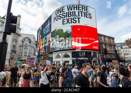 Demonstranten marschieren unter den Piccadilly-Lichtern während einer Demonstration der Black Lives Matter, London, 2. August 2020 Stockfoto