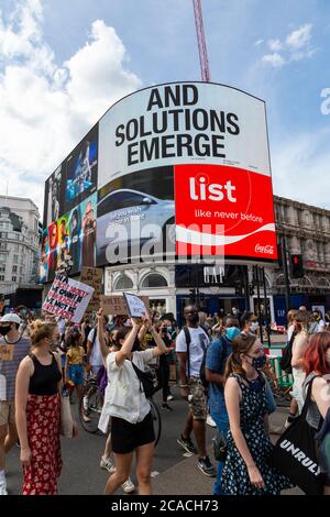 Demonstranten marschieren unter den Piccadilly-Lichtern während einer Demonstration der Black Lives Matter, London, 2. August 2020 Stockfoto