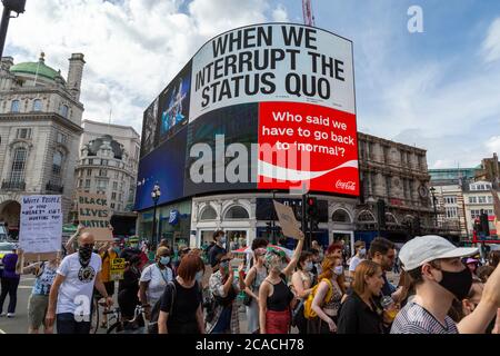 Demonstranten marschieren unter den Piccadilly-Lichtern während einer Demonstration der Black Lives Matter, London, 2. August 2020 Stockfoto