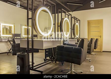 Interieur eines modernen Schönheitssalons, Haarschneidebereich Stockfoto