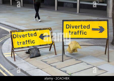 Umgelenkt Verkehrsschilder auf dem Bürgersteig, London Stockfoto