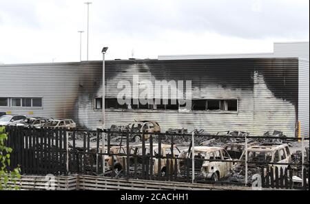 Die Szene bei Guy Salmon Jaguar Land Rover (JLR) Stockport, nachdem der Händlerbetrieb durch einen Brand beschädigt wurde. Stockfoto