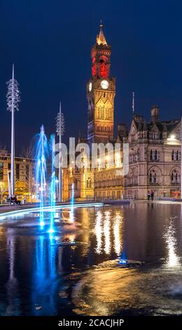 Nachtansicht des Rathauses, Spiegelpool und Springbrunnen im Bradford City Park Stockfoto