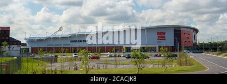 Panoramablick auf das Äußere des AESSEAL New York Stadium, dem Heimstadion des Rotherham United Football Club Stockfoto