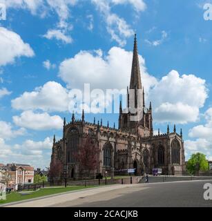 Außenansicht des Rotherham Minster - All Saints Church - An einem sonnigen Sommertag Stockfoto