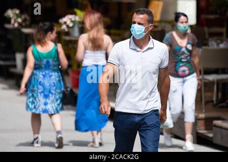 Belgrad, Serbien. August 2020. Ein Mann mit Maske geht durch die Stadt während der neuen Coronavirus-Krankheit (COVID-19) nach dem Rückgang der Coronavirus infiziert Serbien. Die Zahl der Coronavirus-Infektionen nimmt in ganz Serbien ab. Die Regierung fordert die obligatorische Verwendung von Masken im Innen- und Außenbereich, um die Ausbreitung der Coronavirus-Krankheit zu stoppen (COVID-19). Quelle: Nikola Krstic/Alamy Live News Stockfoto