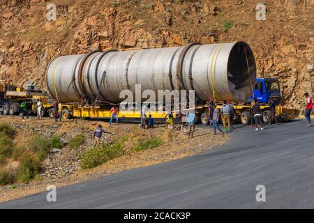 Aksum, Äthiopien - Nov 2018: Transport einer riesigen Turbine auf der lokalen Straße Stockfoto