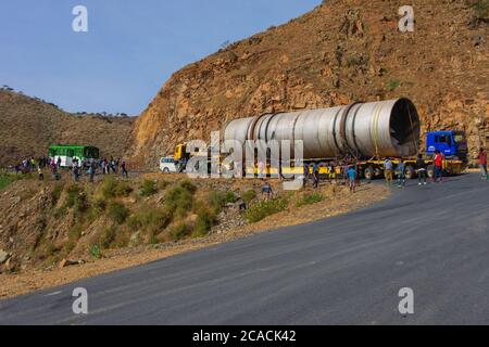 Aksum, Äthiopien - Nov 2018: Transport einer riesigen Turbine auf der lokalen Straße Stockfoto