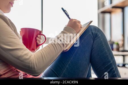 Studentin mit Tasse Kaffee Stockfoto