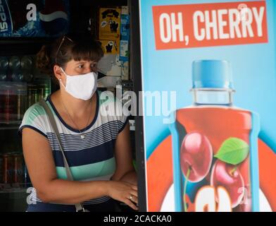 Belgrad, Serbien. August 2020. Eine Frau mit Maske geht durch die Stadt während der neuen Coronavirus-Krankheit (COVID-19) nach dem Rückgang der Coronavirus infiziert Serbien. Die Zahl der Coronavirus-Infektionen nimmt in ganz Serbien ab. Die Regierung fordert die obligatorische Verwendung von Masken im Innen- und Außenbereich, um die Ausbreitung der Coronavirus-Krankheit zu stoppen (COVID-19). Quelle: Nikola Krstic/Alamy Live News Stockfoto