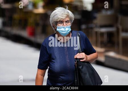 Belgrad, Serbien. August 2020. Eine Frau mit Maske geht während der neuen Coronavirus-Krankheit (COVID-19) durch die Stadt nach dem Rückgang des Coronavirus infiziert in Serbien. Die Zahl der Coronavirus-Infektionen nimmt in ganz Serbien ab. Die Regierung fordert die obligatorische Verwendung von Masken im Innen- und Außenbereich, um die Ausbreitung der Coronavirus-Krankheit zu stoppen (COVID-19). Quelle: Nikola Krstic/Alamy Live News Stockfoto