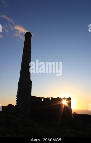 Zinn Mine Kamin bei Sonnenuntergang Stockfoto