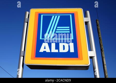 Carmarthen, Wales, UK – 2. Januar 2017: Aldi Logo Werbung Schild draußen seinen Einzelhandelsgeschäften Supermarkt in der Innenstadt Stockfoto