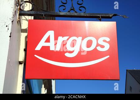 Carmarthen, Wales, UK – 2. Januar 2017: Argos Logo Werbung Schild draußen seinen Einzelhandelsgeschäften Supermarkt in der Innenstadt Stockfoto