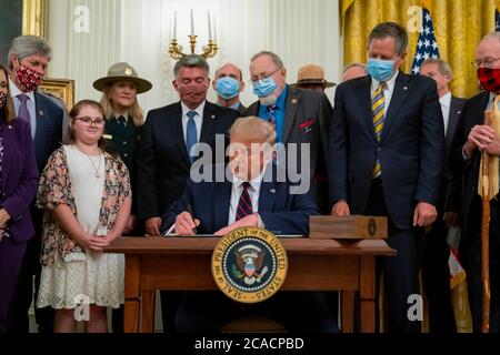 WASHINGTON DC, USA - 04. August 2020 - US-Präsident Donald J Trump zeigt seine Unterschrift nach Unterzeichnung von H.R. 1957- The Great American Outdoors Act Di Stockfoto