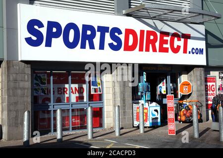 Carmarthen, Wales, UK, January 2, 2017 : Sports Direct Bekleidungsgeschäft in der Innenstadt während der Verkaufssaison Stock Foto Stockfoto