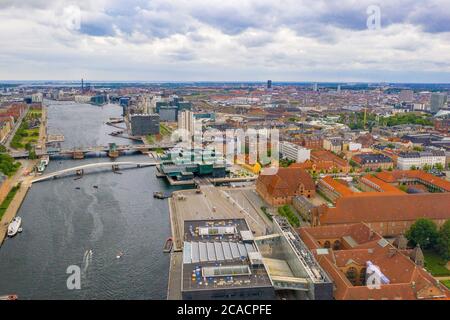 Luftaufnahme von Kopenhagen, Dänemark mit Kanälen an einem bewölkten Tag Stockfoto