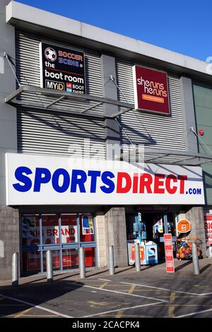 Carmarthen, Wales, UK, January 2, 2017 : Sports Direct Bekleidungsgeschäft in der Innenstadt während der Verkaufssaison Stock Foto Stockfoto