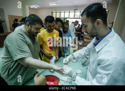 Gaza, Palästina. August 2020. Palästinenser spenden Blut an Verwundete nach der Libanonexplosion.Palästinenser spenden Blut während einer Veranstaltung, die von der Gemeinde, dem Roten Halbmond und dem Gesundheitsministerium in Khan Yunis im südlichen Gazastreifen organisiert wurde, um den Libanon nach einer massiven Explosion zu unterstützen, die seine Hauptstadt erschütterte. Kredit: SOPA Images Limited/Alamy Live Nachrichten Stockfoto