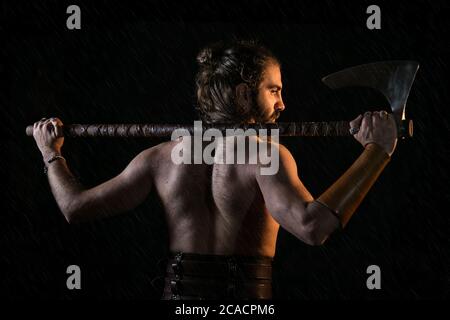 Viking Warrior steht mit seiner Axt Stockfoto