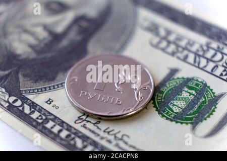 Vor dem Hintergrund des Zusammenbruchs des Ölpreises fällt der Rubelkurs auf dem internationalen Währungsmarkt Forex Stockfoto