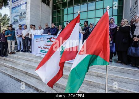 Gaza, Palästina. August 2020. Palästinenser zeigen Plakate und Flaggen zur Unterstützung des Libanon nach einer massiven Explosion.Palästinenser spenden Blut bei einer Veranstaltung, die von der Gemeinde, dem Roten Halbmond und dem Gesundheitsministerium in Khan Yunis im südlichen Gazastreifen organisiert wird. Zur Unterstützung des Libanon nach einer massiven Explosion, die seine Hauptstadt erschütterte. Kredit: SOPA Images Limited/Alamy Live Nachrichten Stockfoto