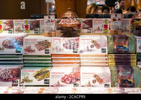 ISTANBUL - JAN 03: Souvenirs und Schachteln mit Süßigkeiten und türkischem Genuss am 03. Januar in einem Geschäft in Istanbul. 2020 in der Türkei Stockfoto