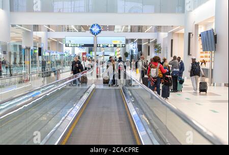 ISTANBUL - JAN 03: Passagiere am Flughafen Istanbul. Neuer Istanbul Flughafen Havaliman in Istanbul am 03. Januar. 2020 in der Türkei Stockfoto