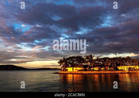 Sonnenuntergang In Shangri-La. Dies war mein zweiter Besuch in Tanjung Aru und ich sah endlich einen perfekten Sonnenuntergang. Einer der zehn besten Sonnenuntergänge der Welt. Stockfoto