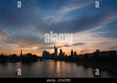 Frankfurter Skyline bei strahlender Sonne am Abend blaue Stunde Durch die Wolkenkratzer Stockfoto