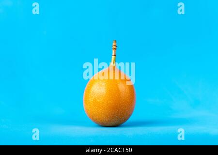 Bild von reifen frischen Granadillas auf blauem Hintergrund Stockfoto