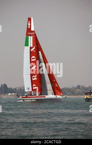 VENEDIG, ITALIEN - MAI 12: Ein AC45 Katamaran während der Venice 2012 - America's Cup World Series am 12. Mai 2012 in Venedig, Italien Stockfoto