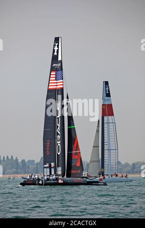 VENEDIG, ITALIEN - MAI 12: Ein AC45 Katamaran während der Venice 2012 - America's Cup World Series am 12. Mai 2012 in Venedig, Italien Stockfoto