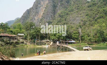 Grüne Berglandschaften in der Nähe des Dorfes Pha Tang in der Region Vang Vieng in Laos. Stockfoto