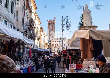 Weihnachtsmarkt, Bassano del Grappa, Italien, Dezember 2019 Stockfoto