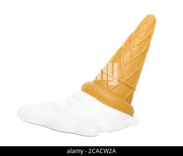 Fallengelassene schmelzende Eiscreme auf weißem Hintergrund. Stockfoto