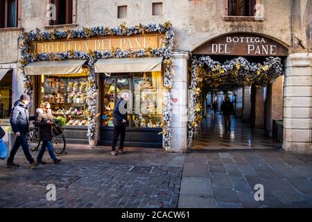 Weihnachtsmarkt, Bassano del Grappa, Italien, Dezember 2019 Stockfoto